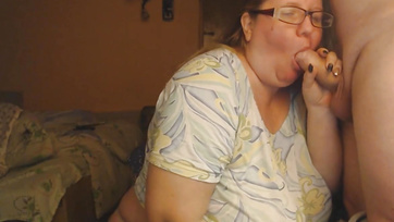 Hosszan szopkodta a mostohafia szerszámát a dús keblű anyuka Thumb