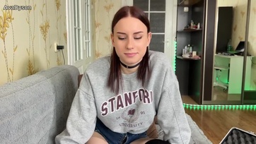 Megtáncolta a megduzzadt faszomat a nagycicis mostohahúgicám miután kikapott a kártyázásban Thumb