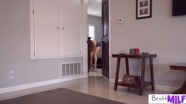 A gyönyörű nimfó milf anyuska felizgatta a neveltfiát a viszkető muffocskájával Thumb