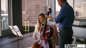 A jó nagy pöcséval döngölte szanaszéjjel a pedagógus a szőkehajú tini bula ürítójét Thumb