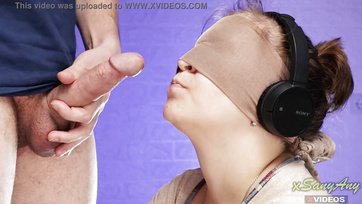 Betolta és teletöltötte az osztálytársnője száját az íz kóstoló játék közben Thumb