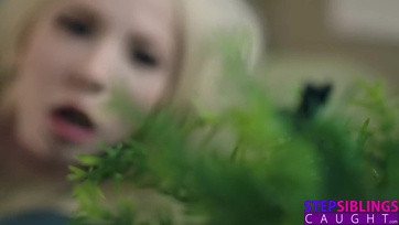 Rágerjedt a mostohabátyója álló cerkájára a platinaszőke liba és magabiztosan megtáncolta Thumb