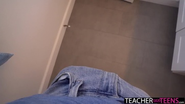 A nagymellű tanárnőci megengedte a fiatal legénynek hogy berakja a pélóját csatakos cunijába Thumb