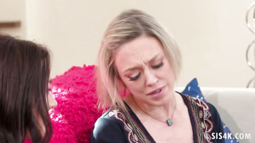 Masszázs közben leöltöztette az bögyös milfecskét a leszbi tini suna Thumb