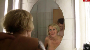 Gyorsan a popsikájába kérte a mostohakölyke faszát a begyes szöszi anyuska Thumb