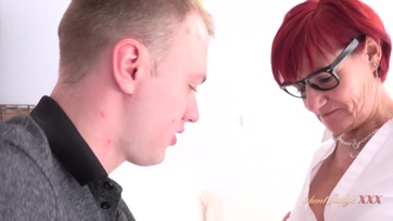 A 64 éves faszéhes tanítónő magassarkúban és nylon combfixben rámászott a fiatal fiú pélójára Thumb