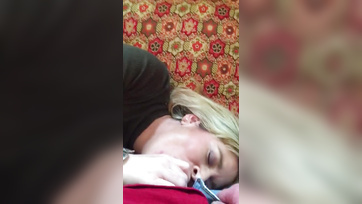 A spanommal lazultunk a nappaliban mikor a menyasszonykám elkezdte szopizni a péniszemet Thumb