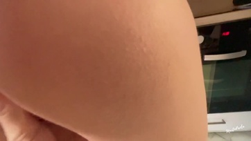 Hátulról kapott egy bazinagy pélót a pinájába miután a lakótársa beolajozta a fingóját Thumb