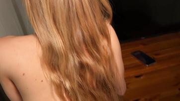 A tüneményes házvezetőnő egy kis bónusz fizetségért ellenértékül rendre készséggel elbánik a faszommal Thumb