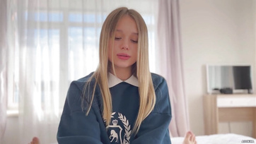 A kéjes kollégista lányka felfedezte az excsajom tangabugyikáját és a faszom köré csavarta azt Thumb