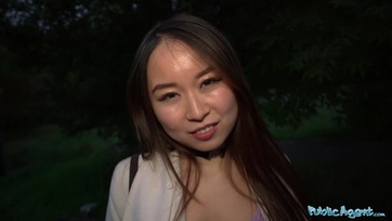 Egy kis kp-val sikerült rábeszélnie a várakozó mongoloid kiscsajt hogy pikulázzon egyet a faszán Thumb