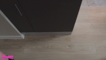 Amint hazaérkezett a fiú lekuporodott a tüneményes fiatal csaj és elkezdte tutujgatni a kőkemény répáját Thumb