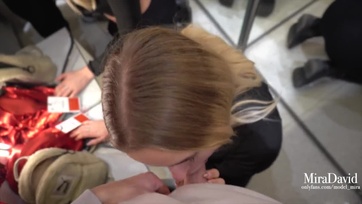 Csaknem rajtakapják a szöszike amatőr csajt, ahogy a kabinban leszopizza a keményfaszú palit Thumb
